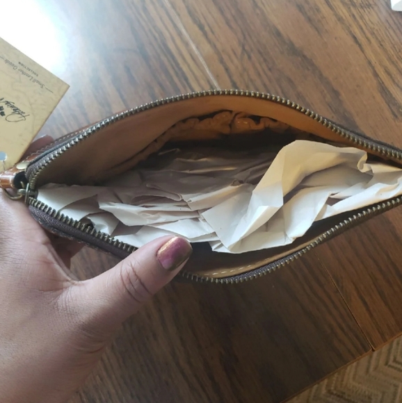 Patricia Nash Tan Cassini wristlet - Picture 3 of 5